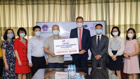 Đại diện Tiểu ban Trang thiết bị Y tế và Chẩn đoán thuộc EuroCham trao tặng test xét nghiệm cho Bộ Y tế Việt Nam