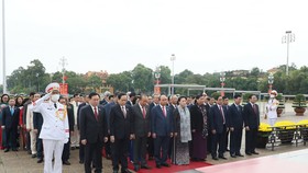 Trước phiên khai mạc, các đồng chí lãnh đạo Đảng, Nhà nước, các đại biểu Quốc hội kính cẩn nghiêng mình, bày tỏ lòng thành kính trước anh linh Chủ tịch Hồ Chí Minh. Ảnh: QUANG PHÚC