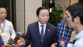 Bộ trưởng Bộ Tài nguyên và Môi trường Trần Hồng Hà trao đổi với báo chí sáng 24-10. Ảnh: QUANG PHÚC