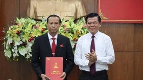 Bí thư Tỉnh ủy Bà Rịa – Vũng Tàu Nguyễn Hồng Lĩnh đã trao quyết định của Thủ tướng Chính Phủ phê chuẩn kết quả bầu chức vụ Chủ tịch UBND tỉnh Bà Rịa – Vũng Tàu nhiệm kỳ 2016 - 2021 cho ông Nguyễn Văn Thọ. Ảnh: VŨ PHONG