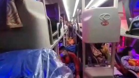 Hai xe khách chở gấp đôi số người quy định bị phạt 210 triệu đồng trên quốc lộ 1A. Ảnh: VŨ PHONG