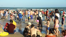 Khách du lịch đến bãi tắm trên địa bàn tỉnh. Ảnh: VŨ PHONG