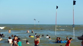 Du khách đổ về vùng biển Vũng Tàu để vui chơi trong ngày mùng 3, mùng 4 Tết. Ảnh: VŨ PHONG