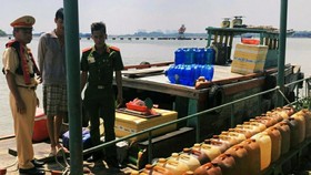 Lực lượng phát hiện có hơn 1.600 lít dầu không rõ nguồn gốc trên sông Đồng Nai. Ảnh: CA