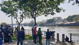 Lực lượng chức năng đưa hai thi thể lên bờ phục vụ việc điều tra