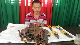 Phạm Bá Quang cùng tang vật thu giữ