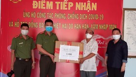 Thừa ủy quyền của Phó Thủ tướng Thường trực Trương Hòa Bình, đại diện Báo CAND tại TPHCM phối hợp cùng UB MTTQ Việt Nam quận 8 chuyển phần quà là 1.000 khẩu trang kháng khuẩn cao cấp tặng đồng bào Chăm quận 8, nhằm giúp bà con
