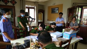 Công an tiến hành các thủ tục khởi tố bị can, khám xét nhà bị can