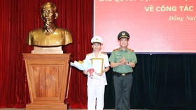 Thiếu tướng Lê Tấn Tới, Thứ trưởng Bộ Công an trao quyết định bổ nhiệm Đại tá Trần Tiến Đạt giữ chức Phó Giám đốc Công an tỉnh Đồng Nai. Ảnh: ANH THƯ