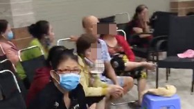 Các con bạc tại hiện trường lúc bị công an ập vào kiểm tra