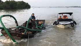 Phương tiện khai thác cát bị lực lượng chức năng thu giữ. Ảnh: CA