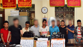 Các đối tượng và tang vật liên quan đến các vụ án. Ảnh: BCA
