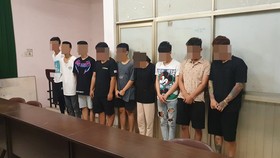 Nhóm đối tượng tại cơ quan công an. Ảnh: CHÍ THẠCH