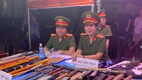 UBND phường Tam Bình phối hợp với Công an quận Thủ Đức, TPHCM tổ chức buổi tuyên truyền, vận động người dân giao nộp vũ khí, vật liệu nổ, công cụ hỗ trợ tại chợ đầu mối nông sản thực phẩm Thủ Đức, phường Tam Bình, quận Thủ Đức. Ảnh: CHÍ THẠCH