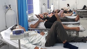 Gần 100 người nghi ngộ độc thực phẩm sau khi dự tiệc hội nghị khách hàng của công ty thuốc trừ sâu. Ảnh: VŨ PHONG