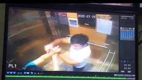 Hình ảnh cắt từ clip camera của thang máy chung cư