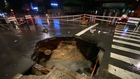 “Hố tử thần” xuất hiện trên đường phố sau cơn mưa lớn ở quận Gò Vấp