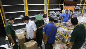 Lực lượng chức năng tại hiện trường. Ảnh: VŨ PHONG