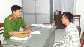 Công an lấy lời khai với đối tượng Văn Hùng. Ảnh: CA