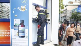 Một chiến sĩ Cảnh sát PCCC bị thương ở tay khi chữa cháy nhà dân ở quận 5
