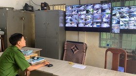 Lực lượng Công an phường Tam Bình (quận Thủ Đức) giám sát thông qua camera an ninh hay "mắt thần" được gắn ở các tuyến đường. Ảnh: CHÍ THẠCH