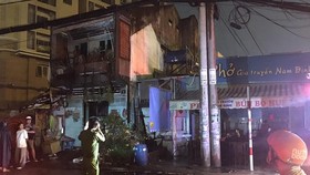 Công an phong toả khám nghiệm hiện trường. Ảnh: CHÍ THẠCH