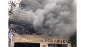 Khói kèm lửa bốc cao