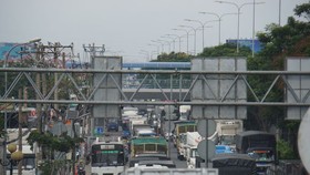 Giao thông ùn ứ kéo dài do vụ tai nạn