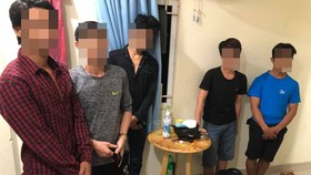 Các đối tượng cùng tang vật tại thời điểm công an ập vào kiểm tra