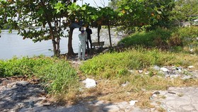 Thi thể được đưa vào bờ. Ảnh: CHÍ THẠCH