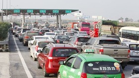 Ùn tắc trạm thu phí thường xảy ra trong dịp cao điểm Tết Nguyên đán
