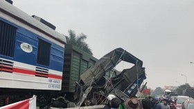 Hiện trường tai nạn xe tải bị tàu đâm khi cố tình vượt đường ngang
