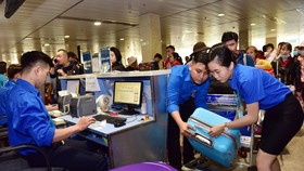 Hơn 1.000 lao động tiêu biểu được tặng vé máy bay về quê đón tết