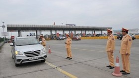 CSGT kiểm tra nồng độ cồn trên QL5