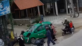Tai nạn taxi đâm đoàn người tại Bố Trạch (Quảng Bình) mùng 2 tết