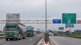 Cao tốc chỉ còn các phương tiện chở hàng hoạt động