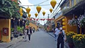 Du khách tại phố cổ Hội An. Ảnh: NGỌC PHÚC (ảnh chụp trước ngày 1-4-2020)