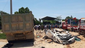Hiện trường vụ tai nạn xe tải lật đè nát xe con tại Thanh Hóa