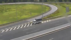 Xe vi phạm đi lùi trên cao tốc. Ảnh cắt từ clip
