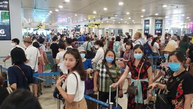 Tình trạng ùn ứ tại khu vực làm thủ tục hàng không đang tăng lên tại sân bay Nội Bài