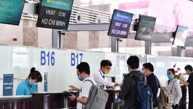 Làm thủ tục tại sân bay Nội Bài
