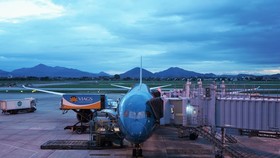Cận cảnh chuyến bay thương mại thường lệ đầu tiên vừa được nối lại giữa Hà Nội - Tokyo