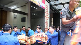Hàng hoá, nhu yếu phẩm đang chuẩn bị được chuyển đến đồng bào miền Trung