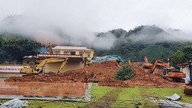 Hiện trường sạt lở đất vùi lấp một phần doanh trại Đoàn kinh tế Quốc phòng 337 (Quân khu 4) sáng 19-10