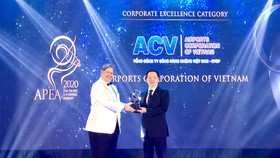 Đại diện ACV nhận giải thưởng Doanh nghiệp xuất sắc châu Á 2020
