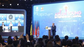 Phó thủ tướng Thường trực Chính phủ Trương Hòa Bình phát biểu chào mừng Carnival Doanh nhân trẻ ASEAN 2020. Ảnh: VIẾT CHUNG