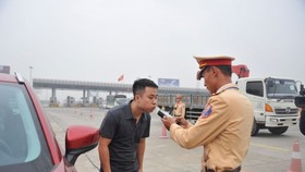 Tài xế bị yêu cầu kiểm tra nhanh nồng độ cồn khi vào đường cao tốc