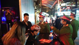 Công an Hà Nội kiểm tra các quán bar, karaoke phòng dịch Covid-19