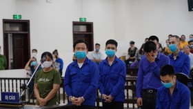 Lê Văn Quang (hàng trên cùng) cùng các đồng phạm nghe tuyên án. Ảnh: GIA KHÁNH