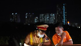 Hà Nội: CSGT xuyên đêm tuần tra, kiểm soát nồng độ cồn, ma túy